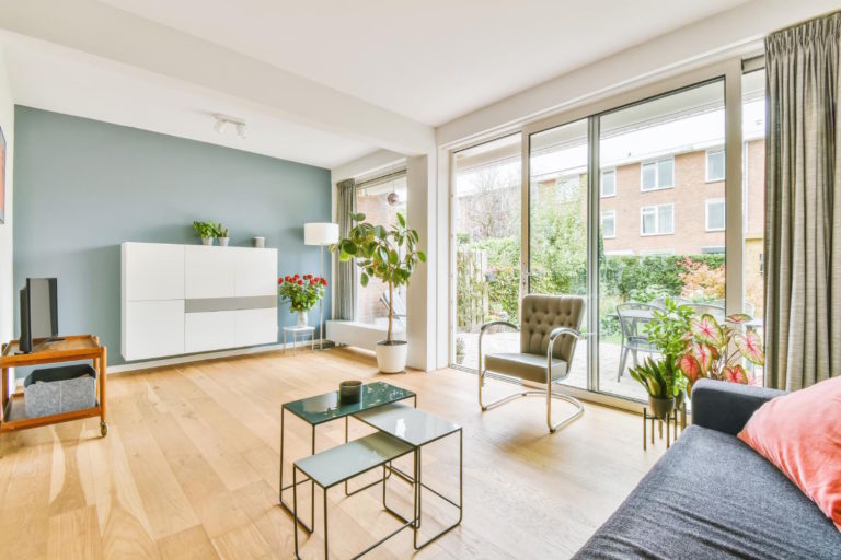 Właściwości i zalety podłóg drewnianych: Przewodnik dla inwestorów i użytkowników