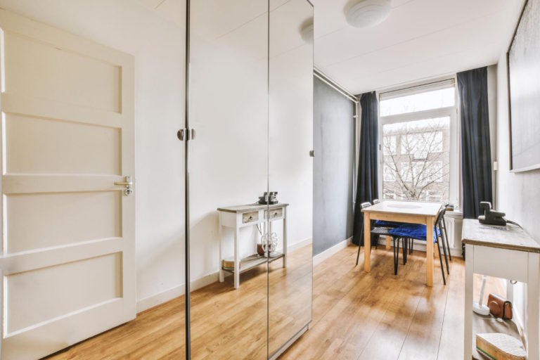 Piękno i trwałość podłóg drewnianych: jak wybrać, zainstalować i pielęgnować?