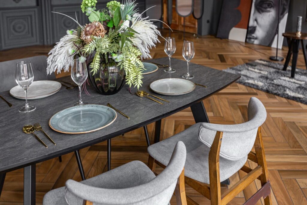 Podłogi drewniane od wieków stanowią jeden z najpopularniejszych wyborów w aranżacji wnętrz