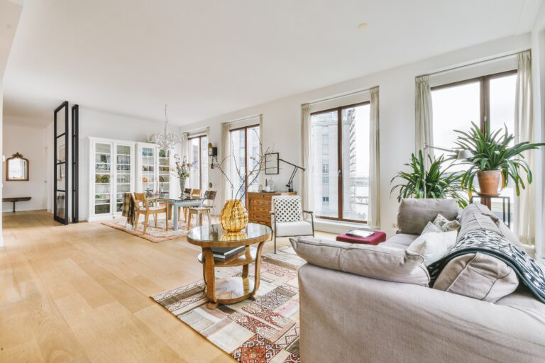 Deski na podłogę: jak wybrać idealne rozwiązanie do każdego wnętrza?