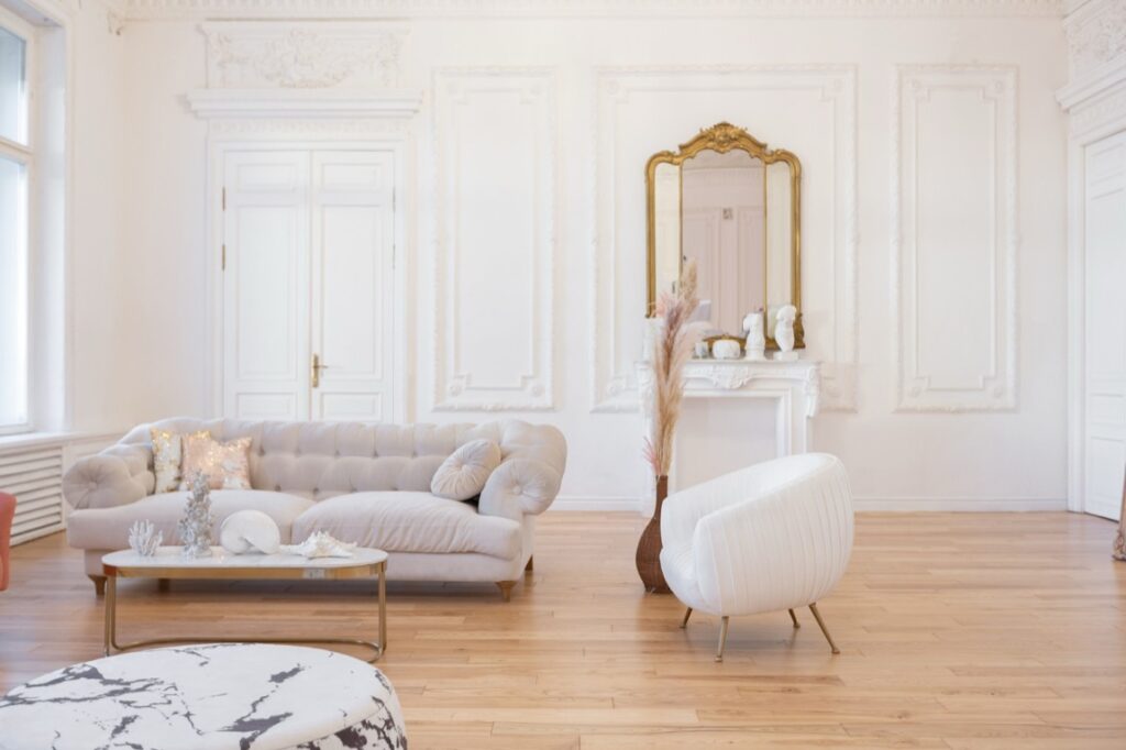 Drewniane podłogi od wieków cieszą się popularnością dzięki swojej estetyce, trwałości oraz naturalnemu ciepłu, które wniosą do każdego wnętrza.