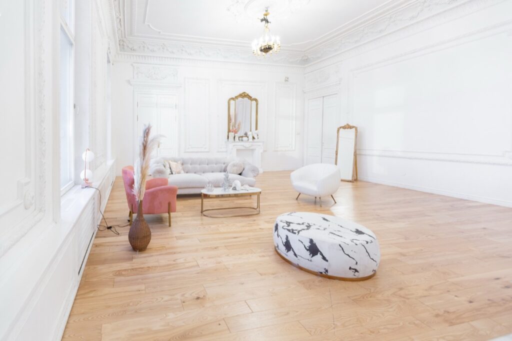 Drewniane podłogi od wieków cieszą się popularnością dzięki swojej estetyce, trwałości oraz naturalnemu ciepłu, które wniosą do każdego wnętrza.