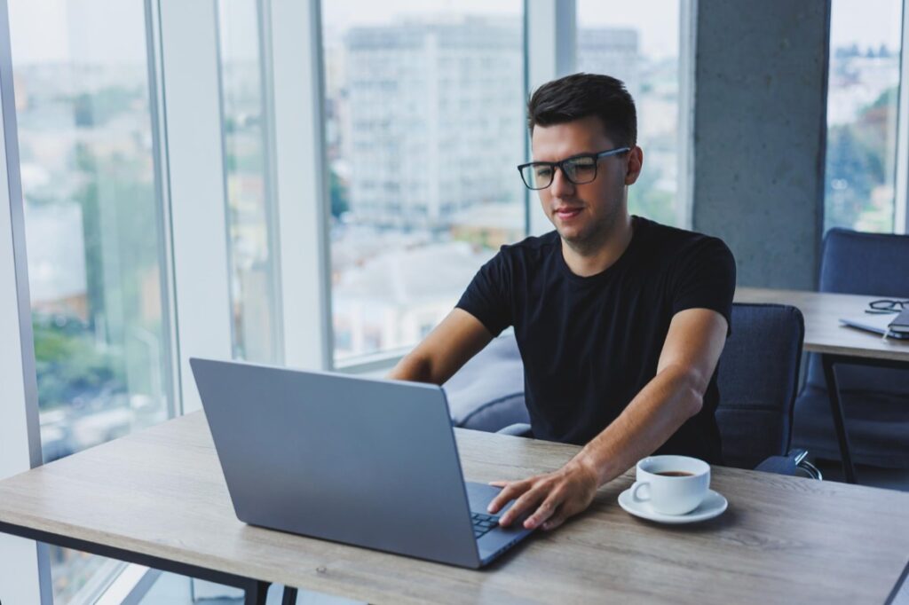 W nowej generacji Lenovo ThinkPad X1 Carbon zastosowano najnowsze procesory Intel Core 11-tej generacji, które oferują znaczące ulepszenia pod względem wydajności i efektywności energetycznej.